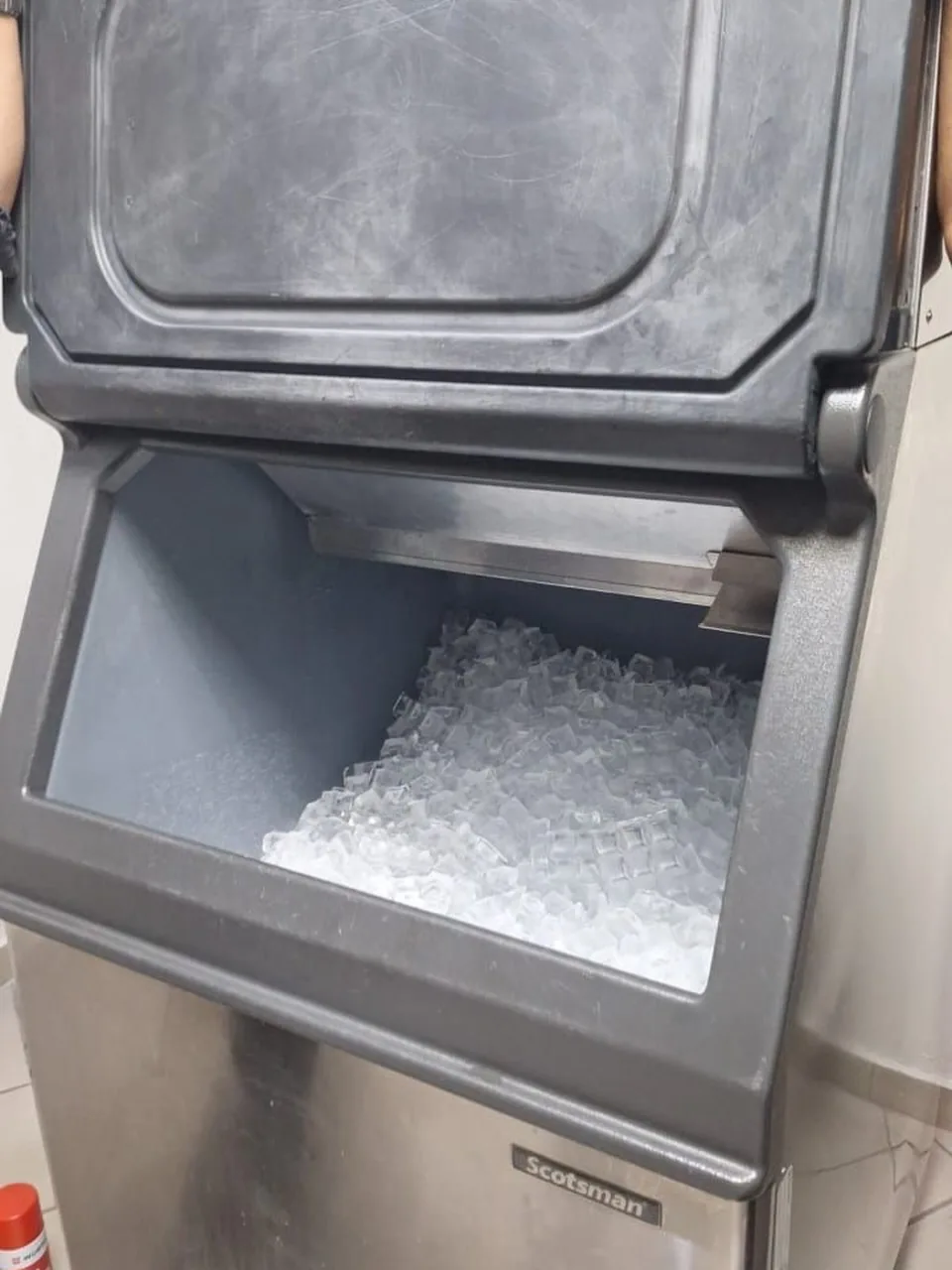 Máquina de gelo aberta cheia de gelo